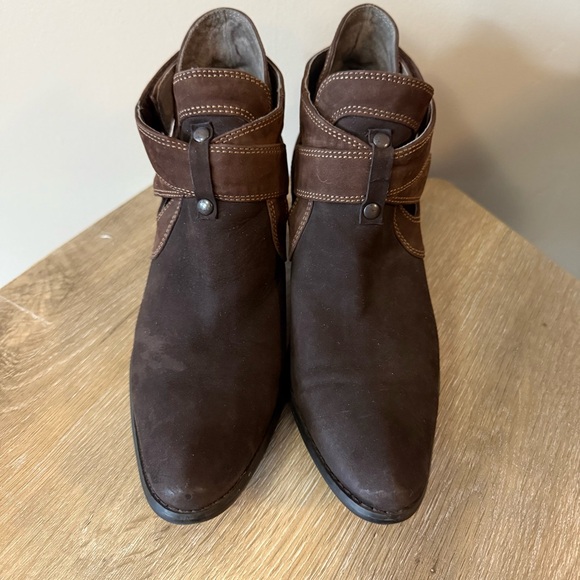 FUGITIVE Brown Suede Leather Boots Booties Heeled Heels - Picture 5 of 13